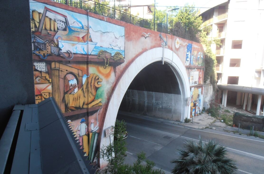 Hic sunt leones. Oltre la linea di demarcazione tra centro opulento e periferia disagiata. Hic sunt leones. Oltre la linea di demarcazione tra centro opulento e periferia disagiata.