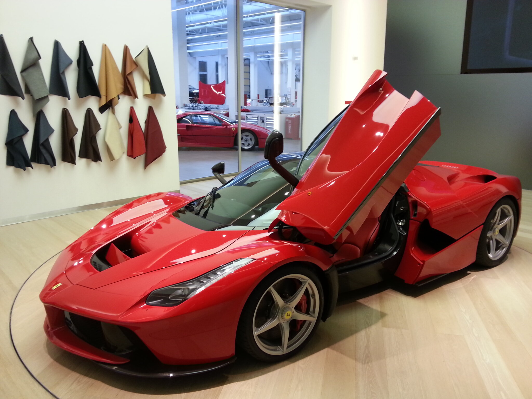 Maranello configurazione LaFerrari in Atelier FERRARI