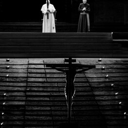 La Croce Papa Francesco appare caricarsi del peso della croce, simbolo delle sofferenze del mondo La Croce Papa Francesco appare caricarsi del peso della croce, simbolo delle sofferenze del mondo