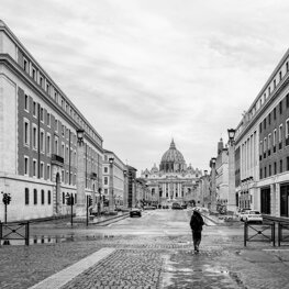 Conciliazione Sotto una leggera pioggia la solitaria presenza umana amplifica l’immenso vuoto Conciliazione Sotto una leggera pioggia la solitaria presenza umana amplifica l’immenso vuoto