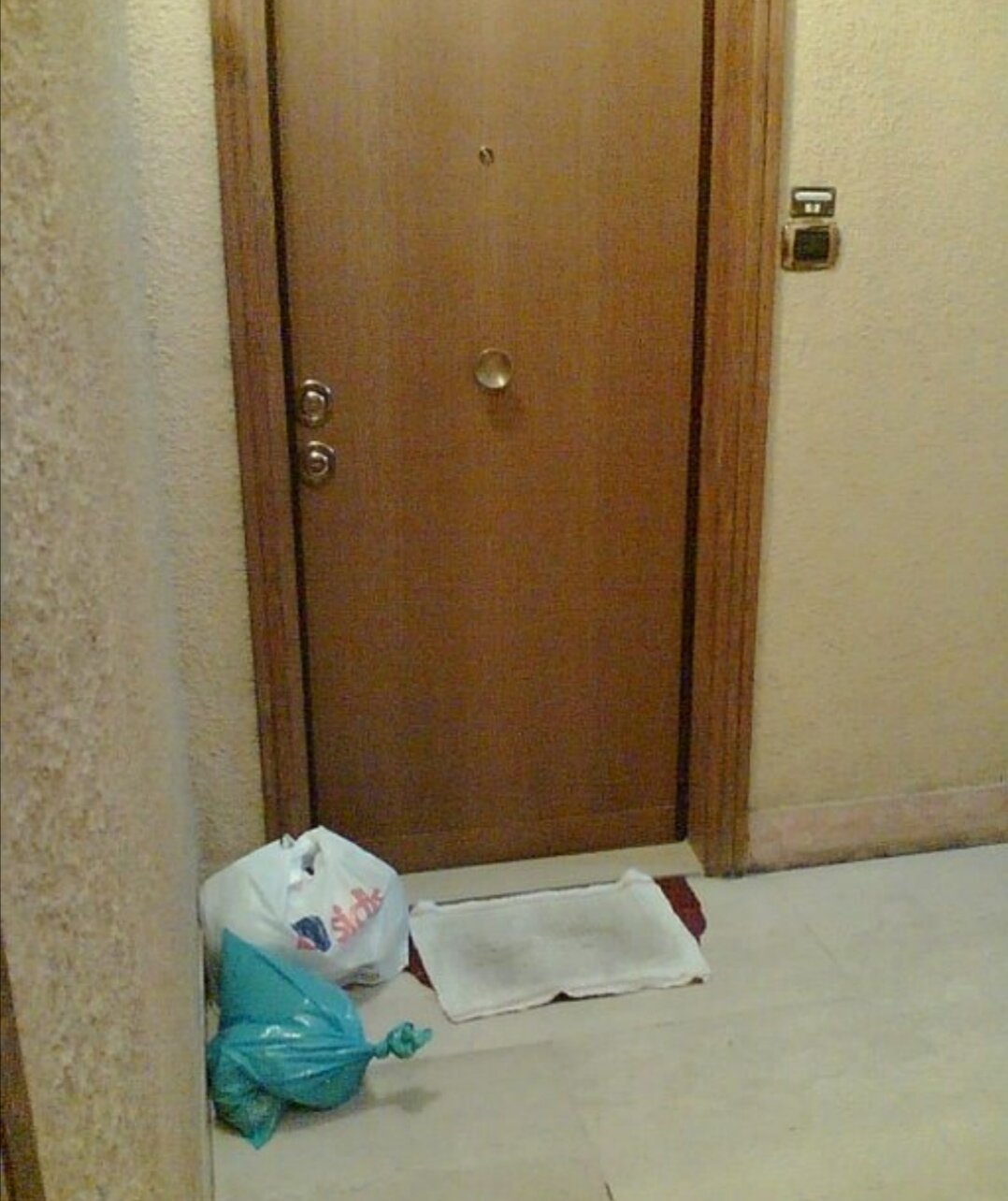 Abbandono oggetti pianerottolo condominiale