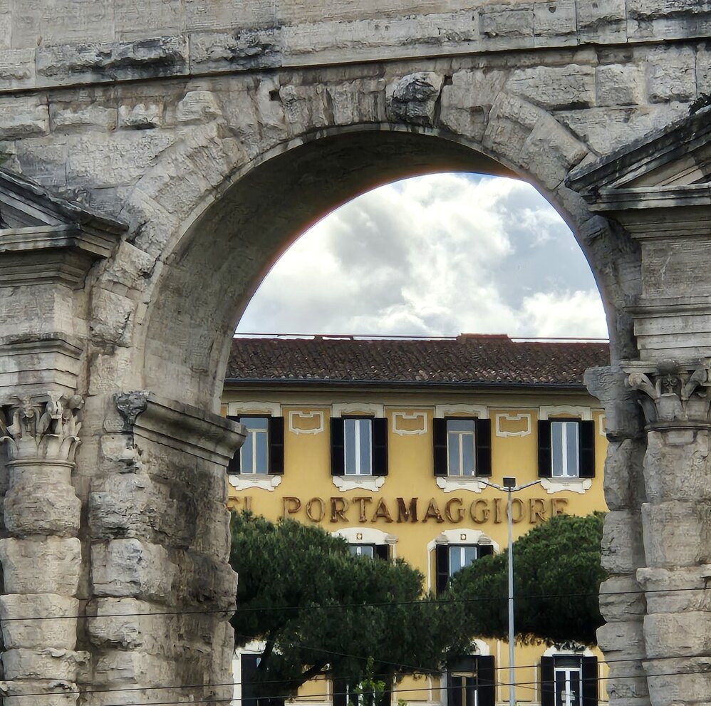 dimeore - real estate specialist.jpeg dimeore - real estate specialist.jpeg