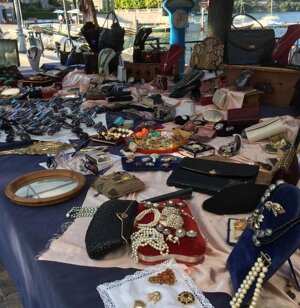 bancarella del mercatino delle curiosità presso Cernobbio località turistica del Lago di Como