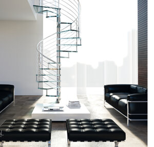 Scala a chiocciola con gradini in vetro e ringhiera in acciaio