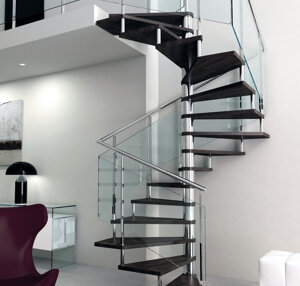 Scala a chiocciola in legno con ringhiera in vetro