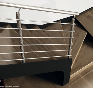 Scala in metallo con cosciale dritto e gradini in legno