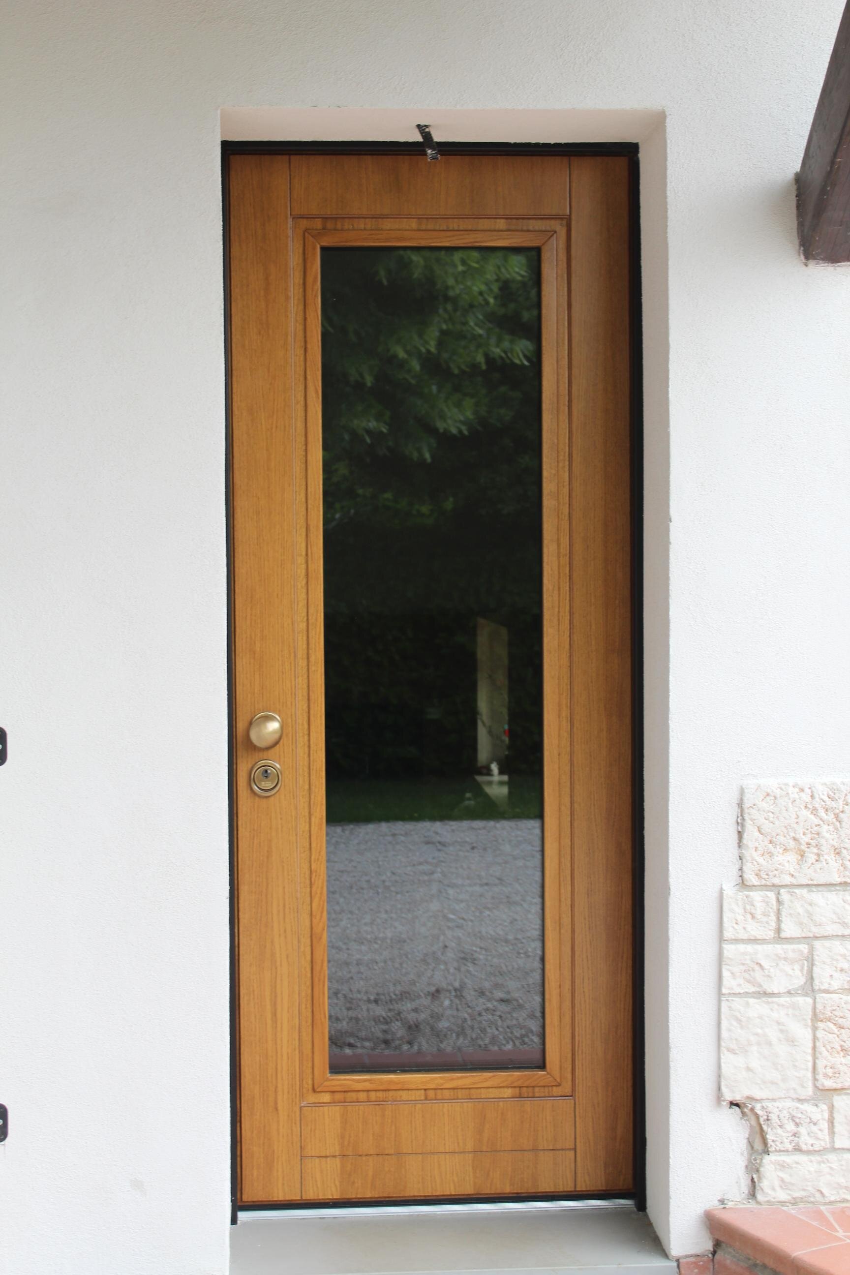 NUOVA INSTALLAZIONE DI UN PORTONE BLINDATO VETRATO A BASTIA UMBRA PERUGIA NUOVA INSTALLAZIONE DI UN PORTONE BLINDATO VETRATO A BASTIA UMBRA PERUGIA