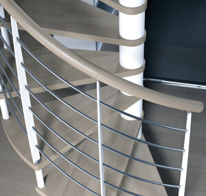 scala a chiocciola con gradino in legno e ringhiera in metallo