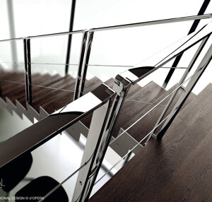 Scala con gradini in legno noce e ringhiera in acciaio cromato lucido