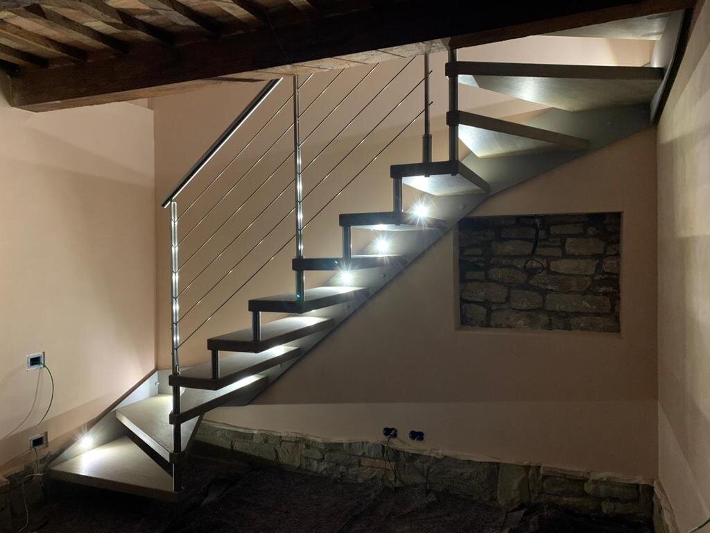 Scala in ferro e legno per una ristrutturazione a Gubbio