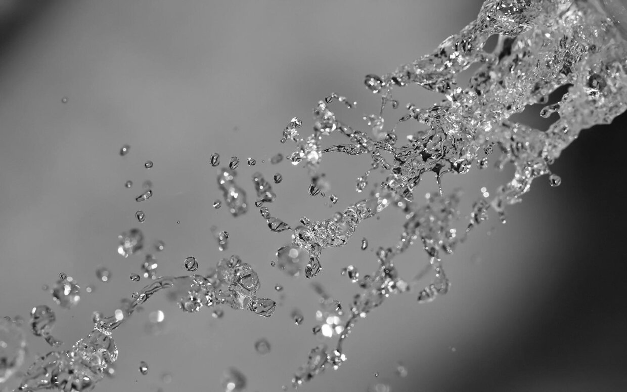 gray_spray_water_drops_splash_hd-wallpaper-47386