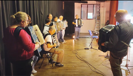 b133f2bb-4a98-42e9-aa32-4c07bdffeb78 b133f2bb-4a98-42e9-aa32-4c07bdffeb78