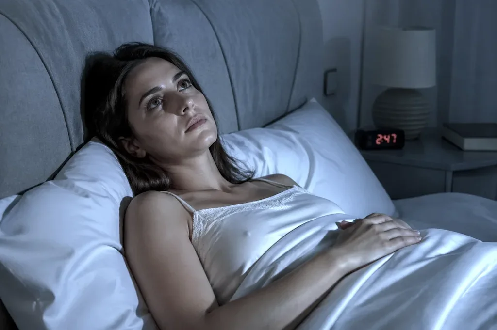 donna a letto con occhi sbarrati di notte