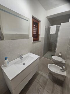 bagno con doccia ,..jpeg