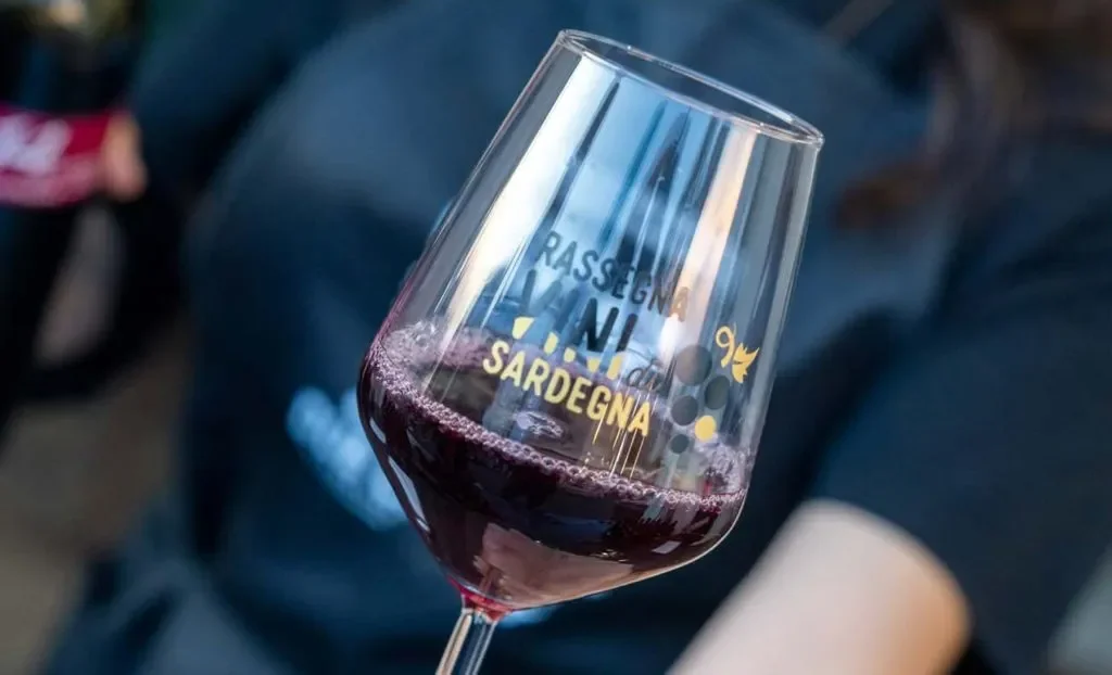 Festa del Vino in Sardegna: un brindisi alla tradizione Festa del Vino in Sardegna: un brindisi alla tradizione