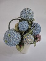 vaso-scultura-con-ortensie-multicolore-in-alta-porcellana