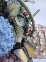 vaso-scultura-con-ortensie-multicolore-in-alta-porcellana