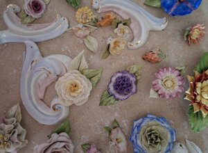 Applicazioni floreali in porcellana di Capodimonte Carusio per collezione Alta Moda Dolce & Gabbana, eccellenza artigianale italiana.