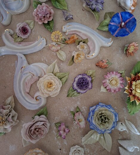 Fiori decorativi in porcellana artistica di Capodimonte, collaborazione tra Porcellane Carusio e Dolce & Gabbana per sfilata Haute Couture.
