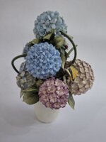 vaso-scultura-con-ortensie-multicolore-in-alta-porcellana