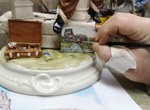 Dettaglio della pittura a pennello su porcellana: decorazione artistica di una miniatura romana firmata Carusio.