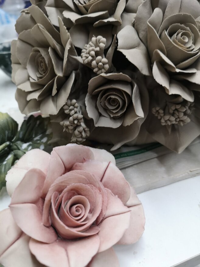 Rose in porcellana di Capodimonte modellate a mano: confronto tra la lavorazione in argilla cruda e la rosa finita