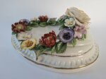 acquasantiera-in-porcellana-modellata-a-mano-con-ghirlanda-fiorita-collezione-ispirata-allalta-moda
