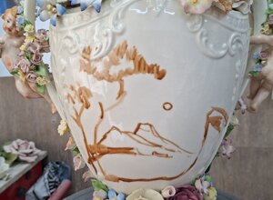 Work in progress sulla tornietta del disegno preparatorio del Vesuvio e pino marittimo su vaso in porcellana con dettagli floreali per la sfilata Dolce e Gabbana 2026. Work in progress sulla tornietta del disegno preparatorio del Vesuvio e pino marittimo su vaso in porcellana con dettagli floreali per la sfilata Dolce e Gabbana 2026.