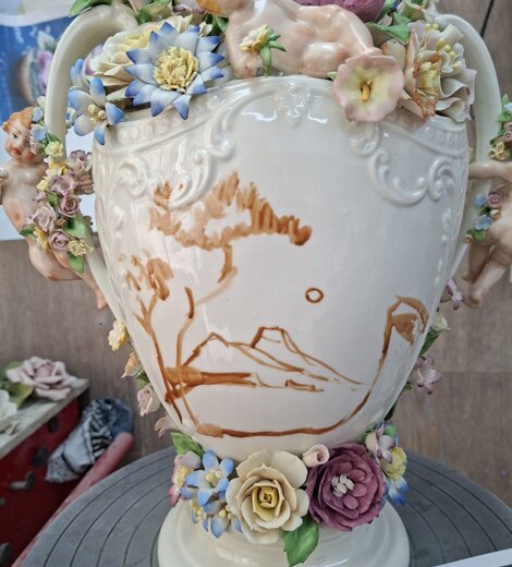 Fase di lavorazione del vaso in porcellana Carusio con bozzetto del Vesuvio per la sfilata Alta Moda Dolce & Gabbana Fase di lavorazione del vaso in porcellana Carusio con bozzetto del Vesuvio per la sfilata Alta Moda Dolce & Gabbana
