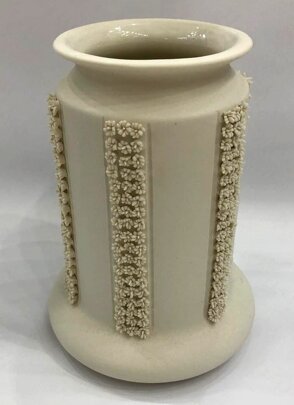 Vaso in porcellana di Capodimonte bianco opaco con decorazioni floreali a rilievo applicate a mano.