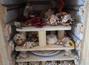 Porcellane Carusio: caricamento del forno con fiori in ceramica per la fase di terzo fuoco.