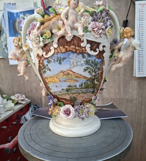 Dettaglio del vaso in porcellana con putti e fiori Carusio alla sfilata Alta Moda Dolce & Gabbana a Taormina Dettaglio del vaso in porcellana con putti e fiori Carusio alla sfilata Alta Moda Dolce & Gabbana a Taormina