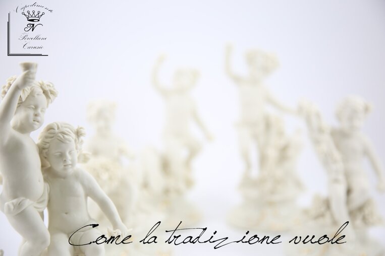 Gruppo di statuine in pregiata porcellana bianca opaca raffiguranti putti, artigianato artistico Capodimonte di Porcellane Carusio