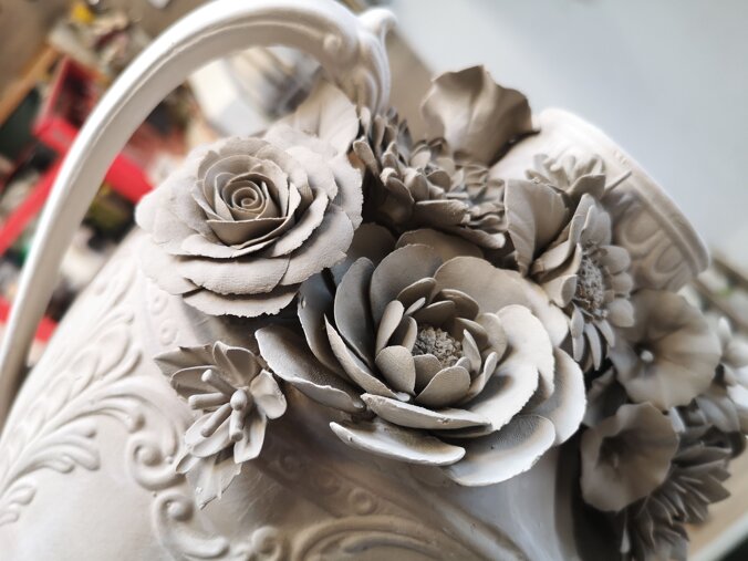 fiori in porcellana di Capodimonte grezzi fatti a mano, dettaglio rose e fiori vari su un vaso non finito, per sfilata Alta Moda Dolce & Gabbana Luglio 2026, Porcellane Carusio fiori in porcellana di Capodimonte grezzi fatti a mano, dettaglio rose e fiori vari su un vaso non finito, per sfilata Alta Moda Dolce & Gabbana Luglio 2026, Porcellane Carusio