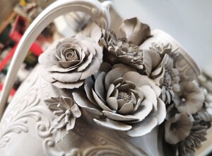 Primo piano dei fiori in porcellana di Capodimonte in fase di produzione, realizzati a mano per essere applicati direttamente sugli abiti della sfilata di Alta Moda Dolce & Gabbana.