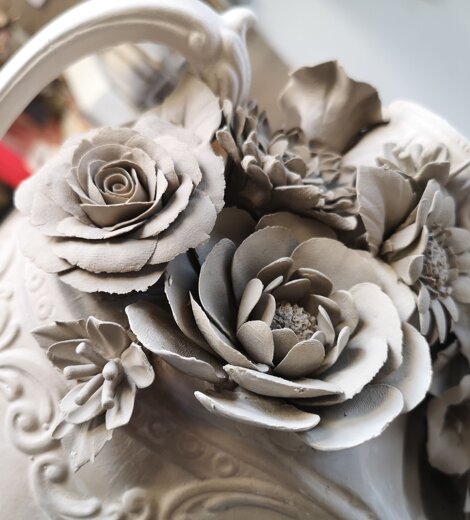 Vaso in porcellana di Capodimonte Carusio in fase di lavorazione con fiori d'alta moda scelti da Dolce & Gabbana per la sfilata di luglio 2026.