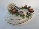 acquasantiera-in-porcellana-modellata-a-mano-con-ghirlanda-fiorita-collezione-ispirata-allalta-moda