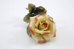 rosa-in-porcellana-di-capodimonte-gialla