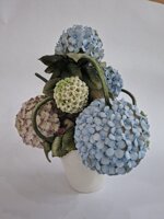 vaso-scultura-con-ortensie-multicolore-in-alta-porcellana