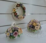 acquasantiera-in-porcellana-modellata-a-mano-con-ghirlanda-fiorita-collezione-ispirata-allalta-moda