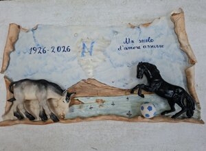 Scultura a forma di pergamena in porcellana di Capodimonte celebrativa dei 100 anni della SSC Napoli - Opera artigianale Porcellane Carusio.