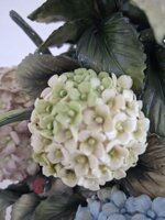 vaso-scultura-con-ortensie-multicolore-in-alta-porcellana