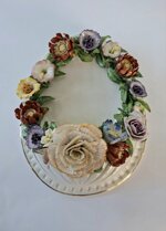 acquasantiera-in-porcellana-modellata-a-mano-con-ghirlanda-fiorita-collezione-ispirata-allalta-moda