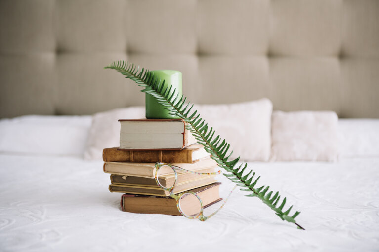 foglia-di-felce-che-si-appoggia-contro-i-vecchi-libri.jpeg foglia-di-felce-che-si-appoggia-contro-i-vecchi-libri.jpeg