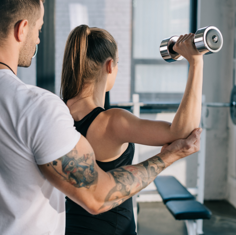 Esecuzione del lento dietro con manubri: allenamento spalle femminile presso la palestra X Gym di Fiano Romano.