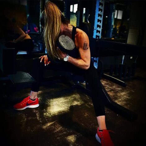 Esecuzione bicipiti concentrati seduta con manubrio: focus sul picco di contrazione alla X Gym di Fiano Romano con Valter Bellanti.