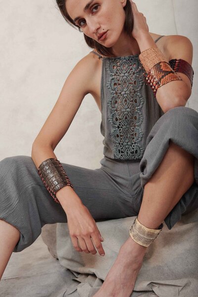 Bracciali e cavigliere in pelle e macram� realizzati a mano a Venezia da Laura Bernard