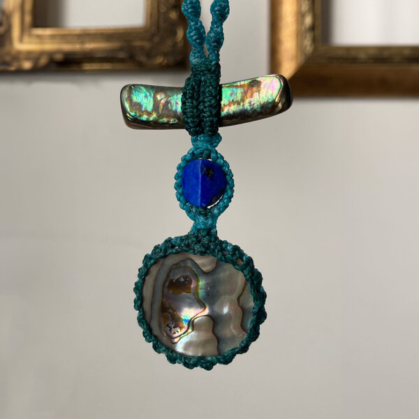 Talismano in macram� e pietre ispirato ai Torii giapponesi, realizzato a mano da Laura Bernard