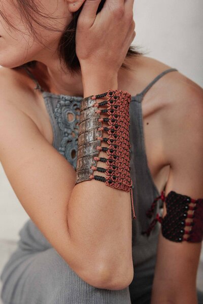 Bracciale in pelle e macram� realizzato a mano a Venezia da Laura Bernard