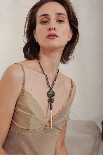 Amuleti in macram� con pietre protettive annodati a mano a Venezia da Laura Bernard